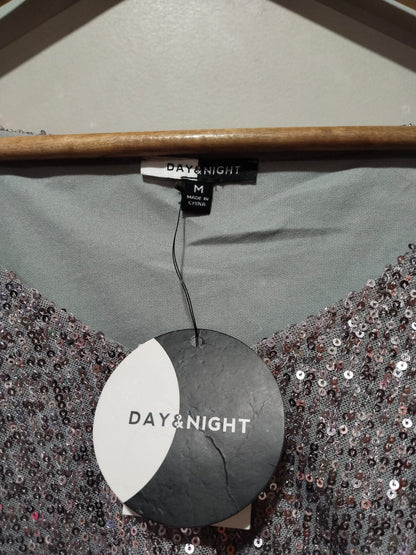 DAY&NIGHT|M|BUST 16|Silver Sequin Long Sleeve Tie-Front Top