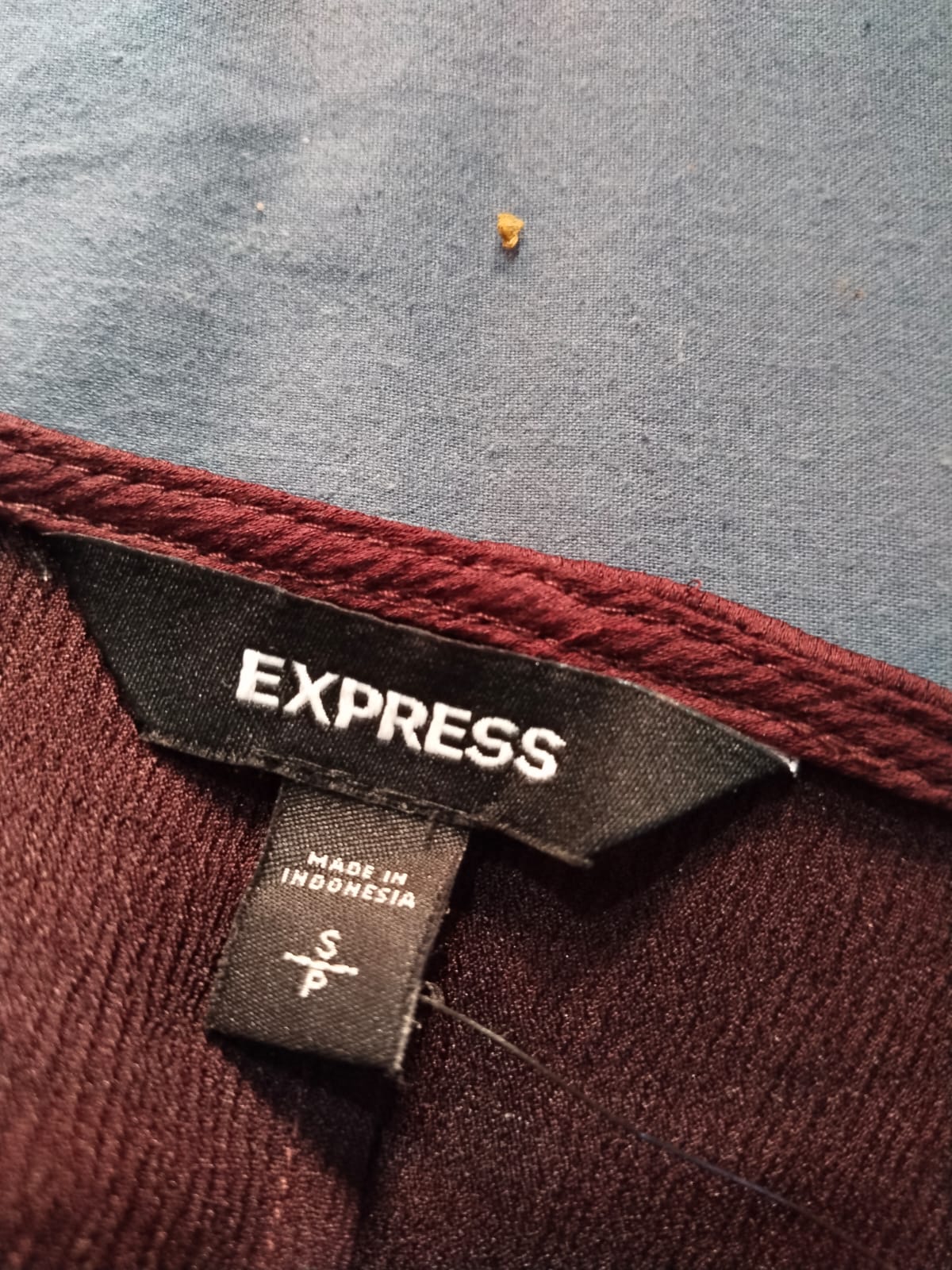 EXPRESSS|S|BUST 17| V-Neck Button Satin Peplum Top