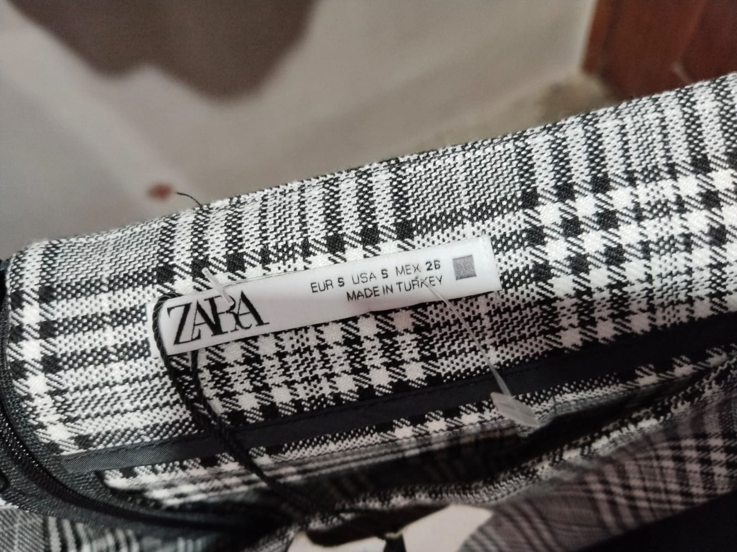 ZARA|S|WAIST 29|BLACK AND WHITE PLAID HIGH-WAISTED MINI SKIRT WITH A FRONT SLIT