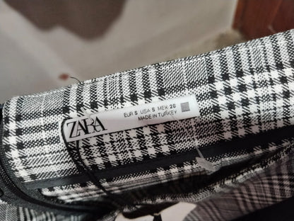 ZARA|S|WAIST 29|BLACK AND WHITE PLAID HIGH-WAISTED MINI SKIRT WITH A FRONT SLIT