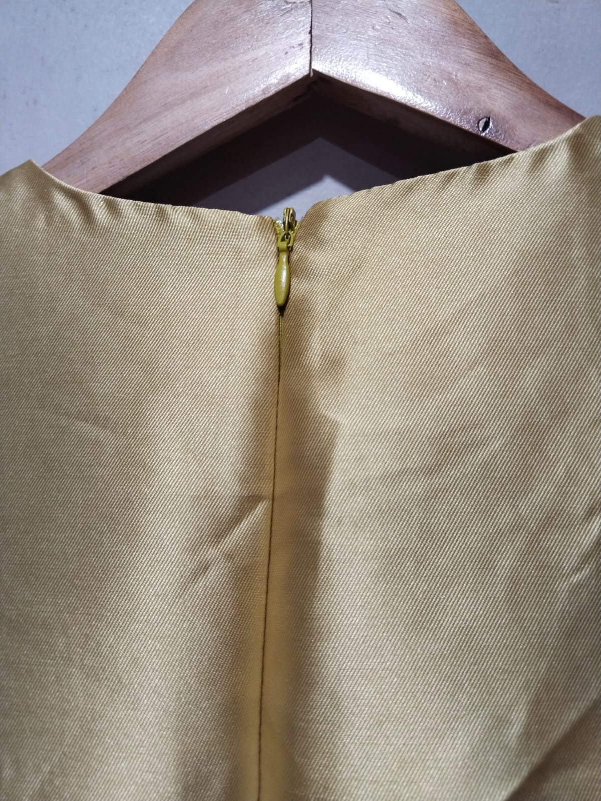 OSHOPLIVE|M|BUST 17.5|GOLD SLEEVELESS HIGH-LOW DRESS