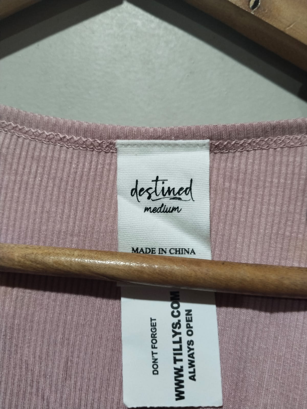 DESTINED|M|BUST |Ribbed V-neck cap sleeve crop top