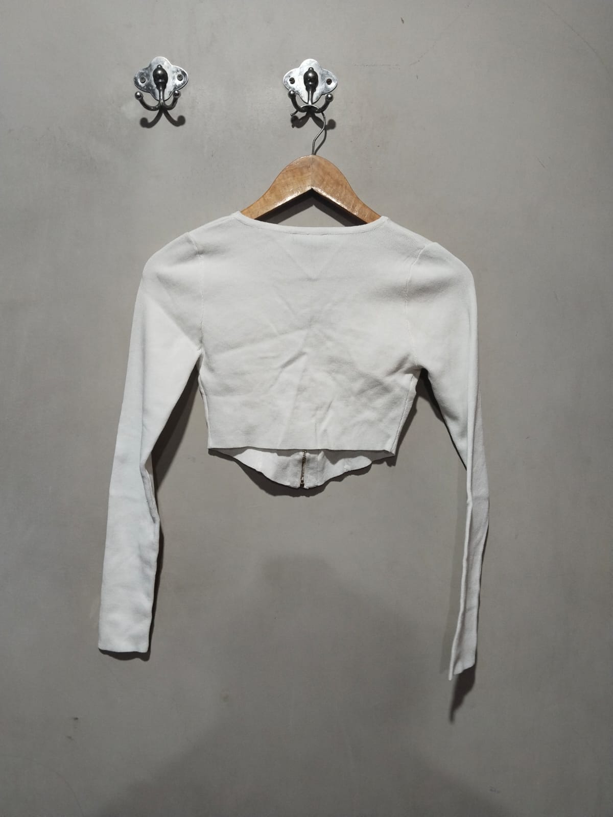 HERA|S|BUST 12.5|White Ribbed Deep V-Neck Crop Top