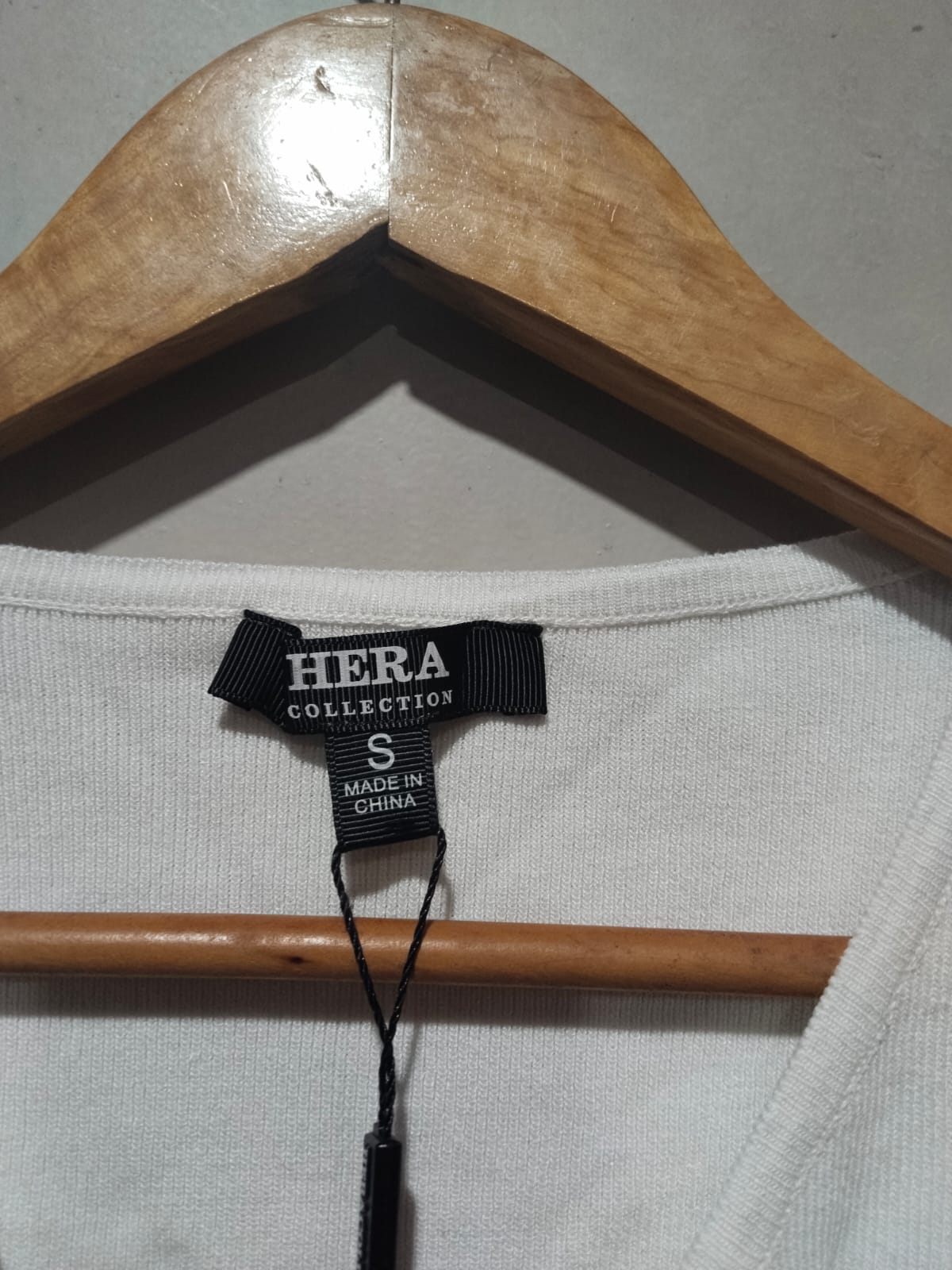 HERA|S|BUST 12.5|White Ribbed Deep V-Neck Crop Top