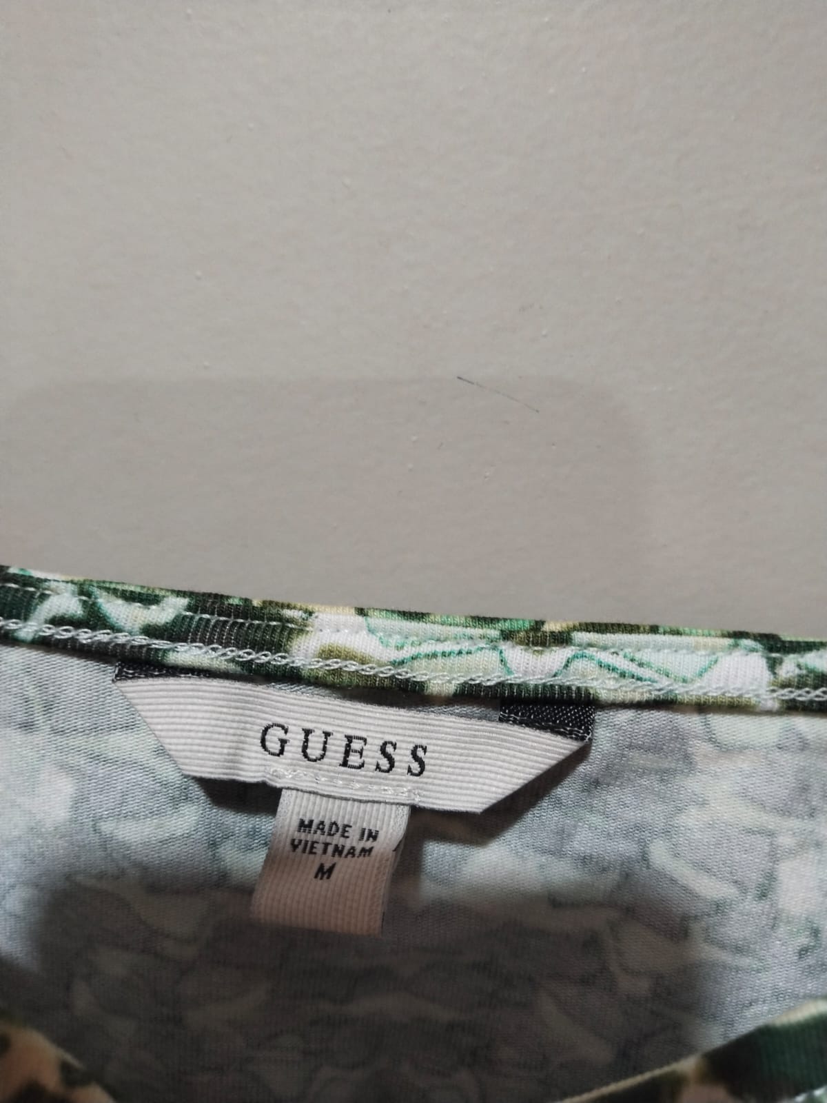 GUESS|M|BUST 15|Green & White Printed Sweetheart Neck Top