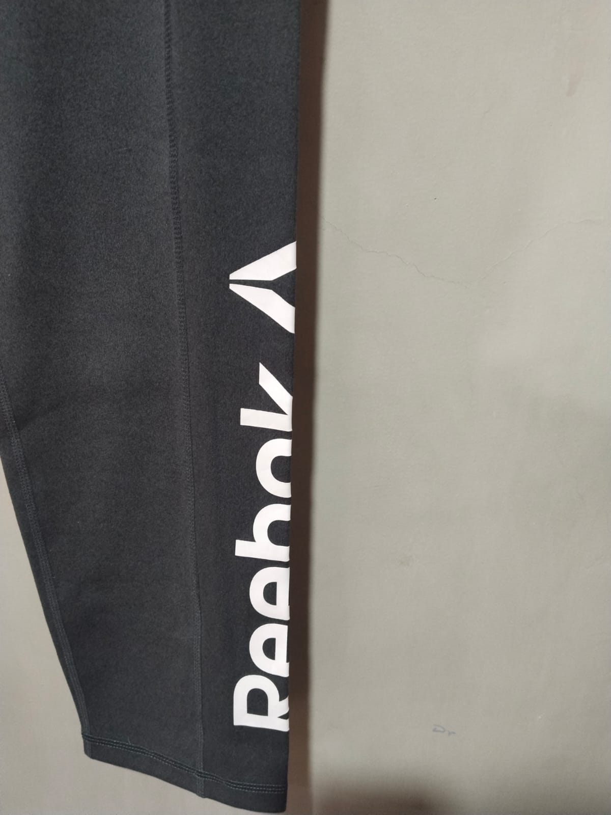 REEBOK|L|WAIST 30|Reebok Black Capri Leggings Women's with Stretch and Side Pockets