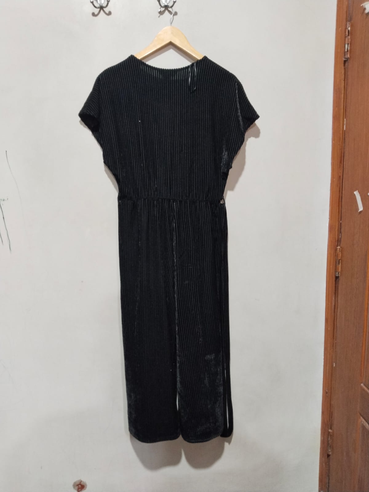 NEW LOOK|M|BUST 18| BLACK SHORT SLEEVE PLISSÉ JUMPSUIT