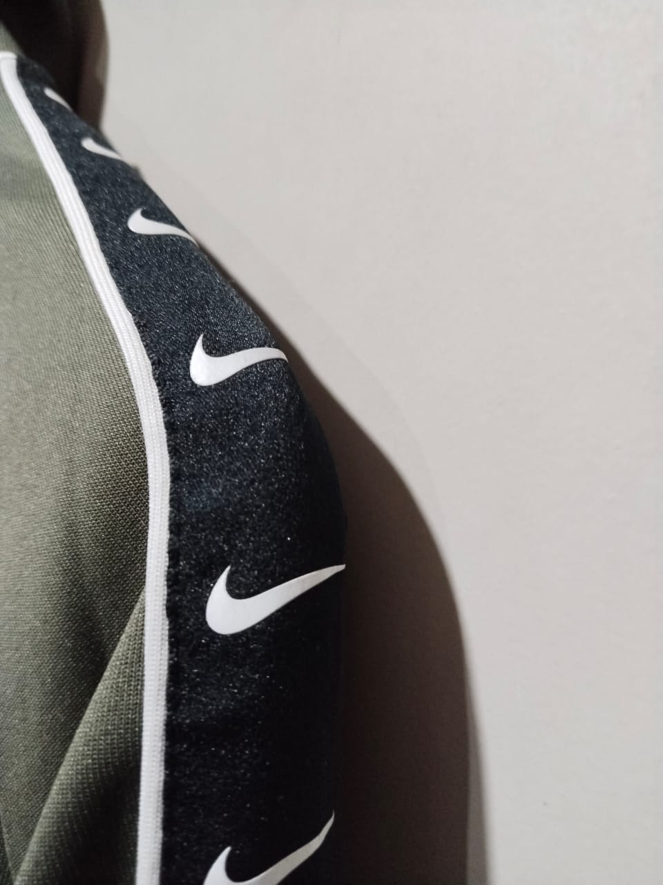 NIKE |XL|BUST 20|BLACK NIKE TAPE LOGO HOODIE