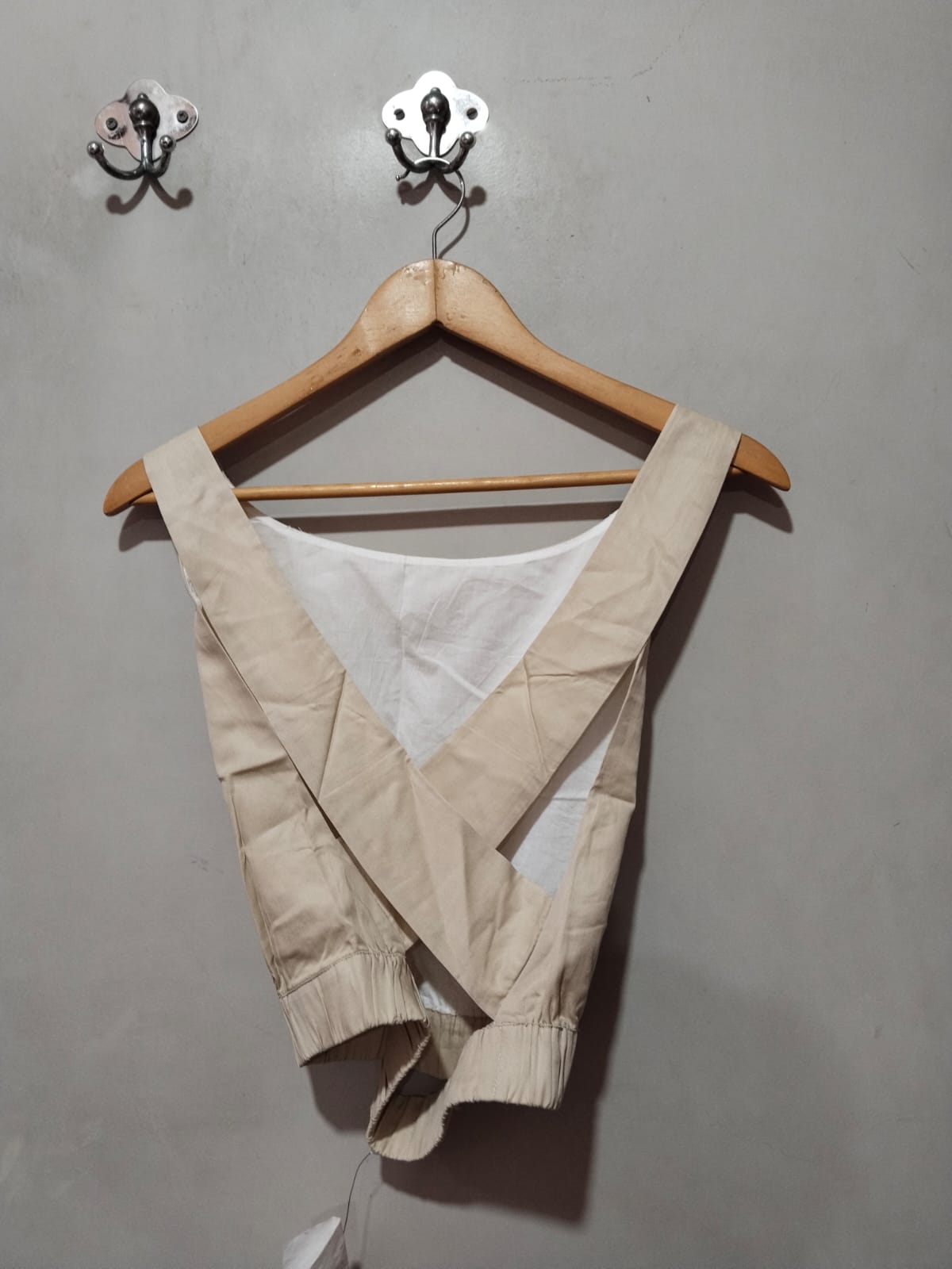 AERE|M|BUST 15|BEIGE SLEEVELESS CROP TOP