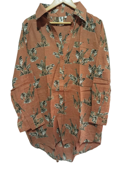 VIOLET SKY|M/L|BUST 22|RUST ORANGE LONG BUTTON-DOWN SHIRT WITH A GIRAFFE PRINT