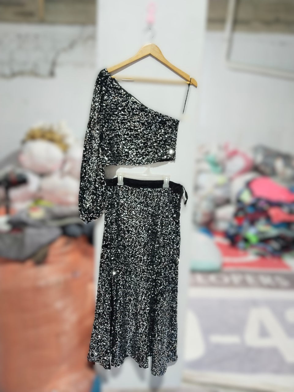URBAN REVIVO|M|BLACK AND SILVER SEQUIN ONE SHOULDER CO-ORD SET