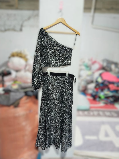 URBAN REVIVO|M|BLACK AND SILVER SEQUIN ONE SHOULDER CO-ORD SET