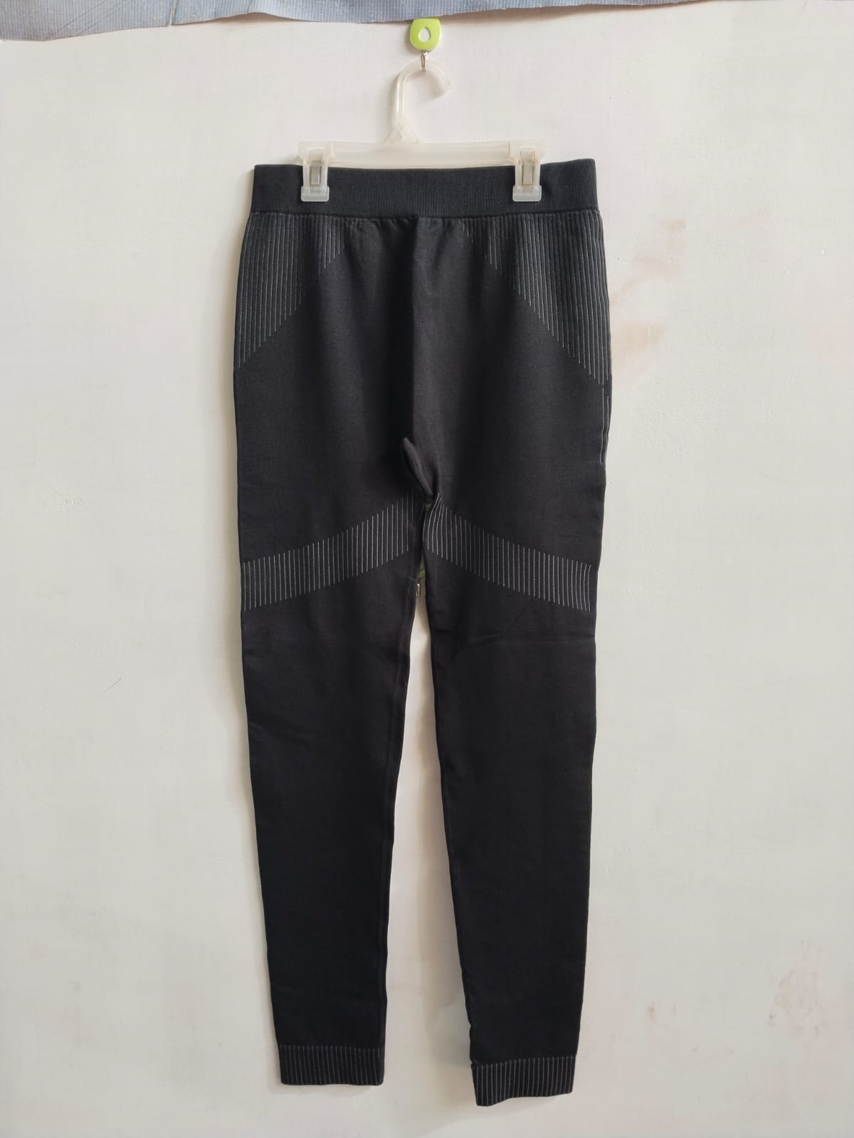 BLACK SEAMLESS ATHLETIC LEGGINGS |L|WAIST 28