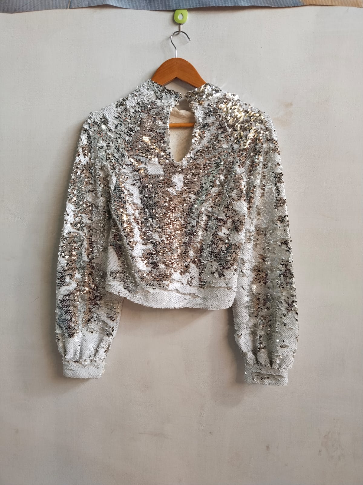 ZARA|S/M|BUST 18|SILVER SEQUIN LONG SLEEVE KEYHOLE CROP TOP