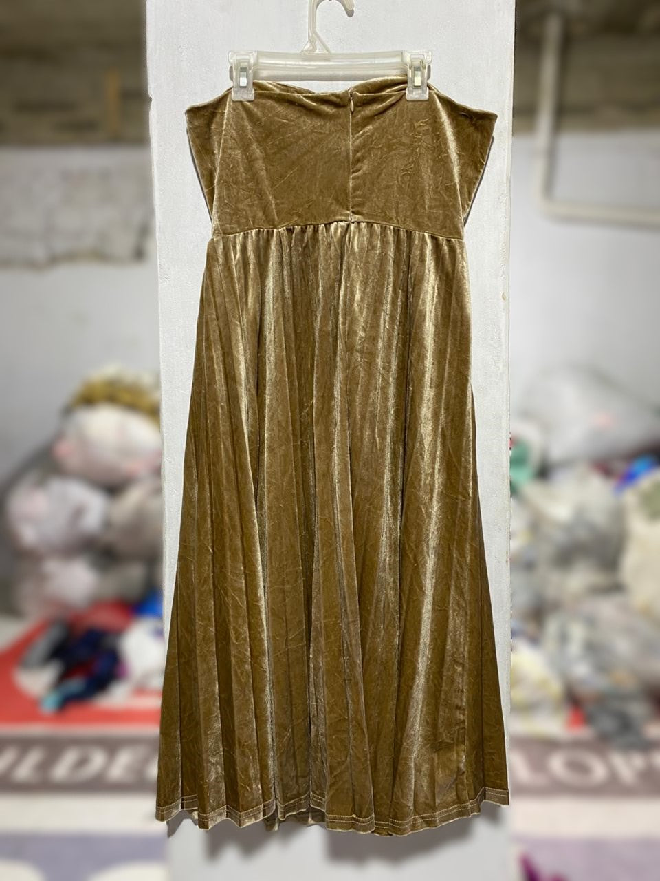 GOLD STRAPLESS PLEATED VELVET MIDI DRESS