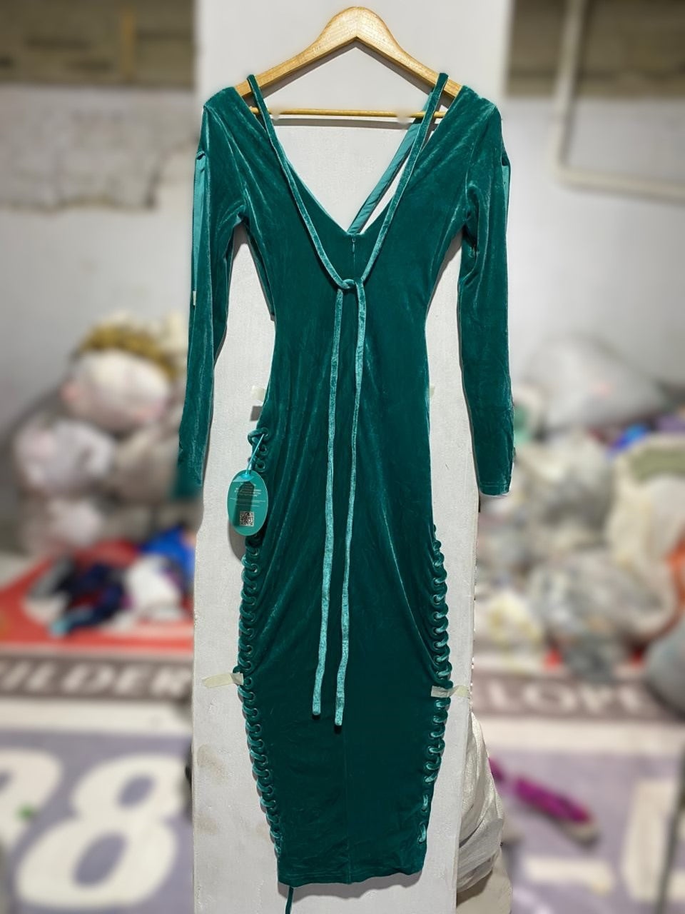 BBX BRAND|XS| BUST 16|C4|EMERALD GREEN VELVET MIDI DRESS WITH CUTOUTS