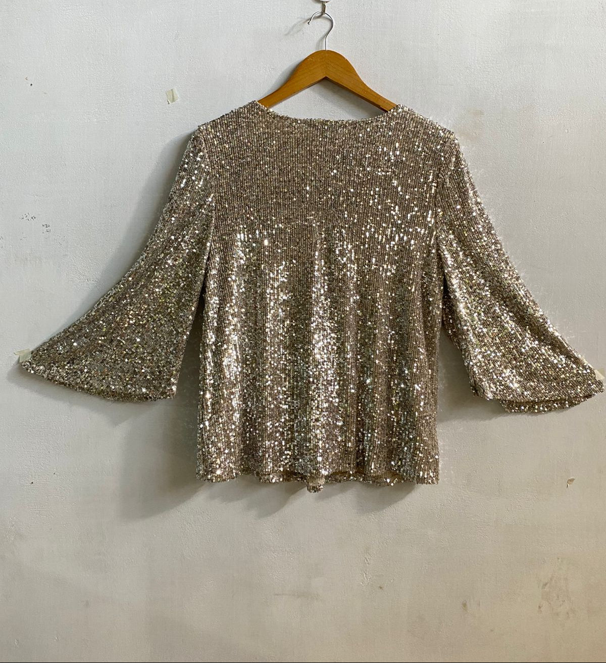 CABLE & GAUGE|M|BUST 19| GOLD SEQUIN V-NECK BELL SLEEVE BLOUSE
