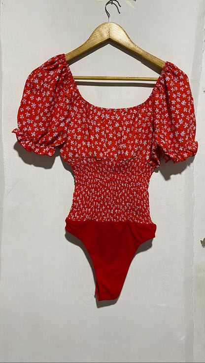 ALLY|S|BUST 14|RED DITSY FLORAL SHORT SLEEVE BODYSUIT