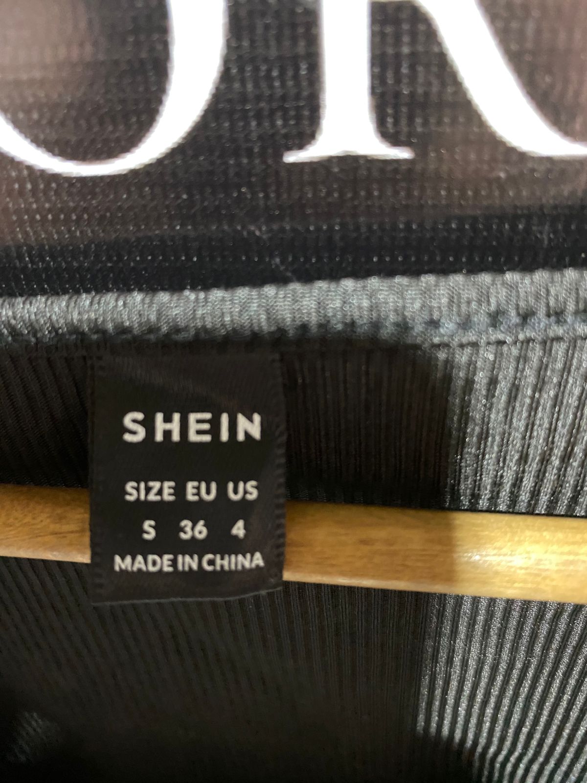 SHEIN |S|BUST| 12| Black Ribbed Scoop-Neck Crop Top