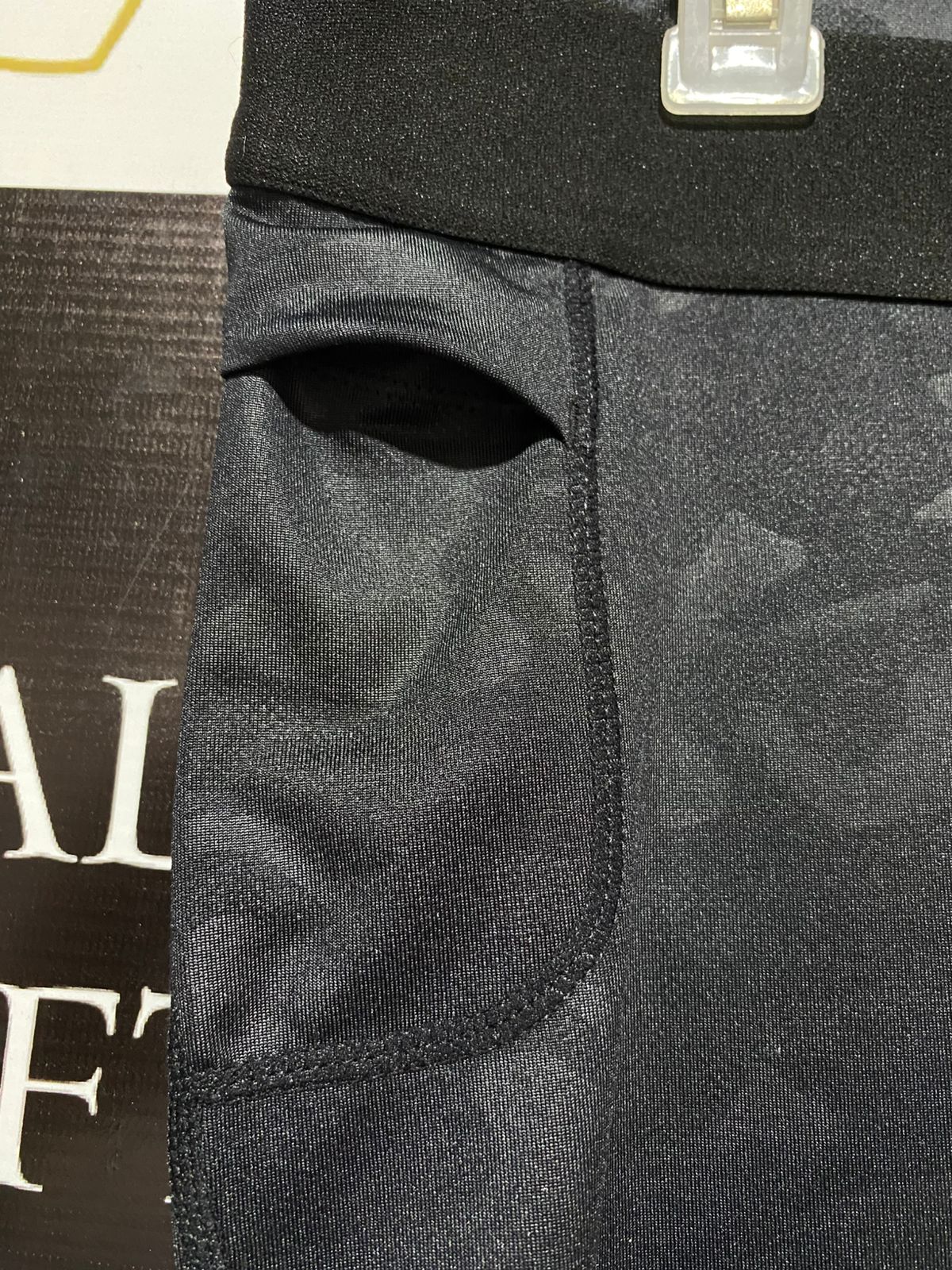 WOMEN'S BLACK CAMOUFLAGE HIGH-WAISTED ATHLETIC LEGGINGS WITH SIDE POCKETS|L|WAIST 30