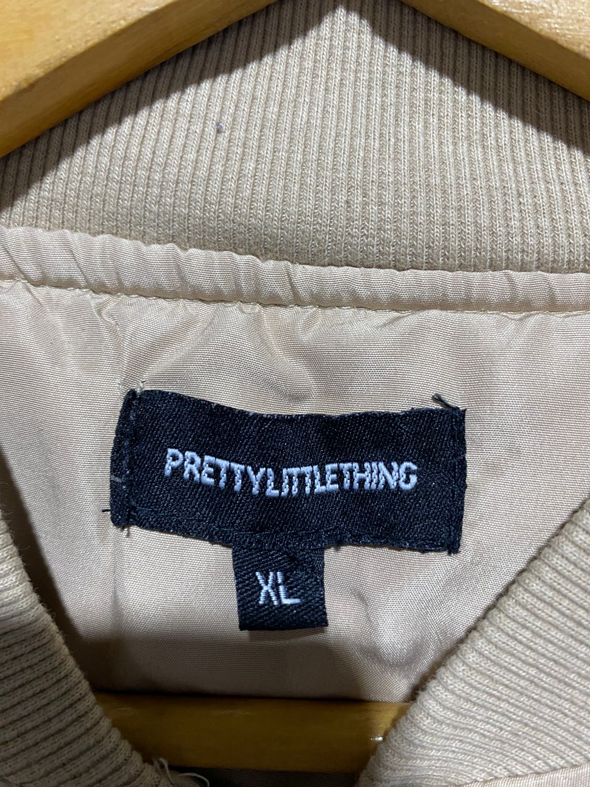 PRETTYLITTLE THING |XL| BUST 23| beige cropped ruched sleeve utility pocket bomber jacket