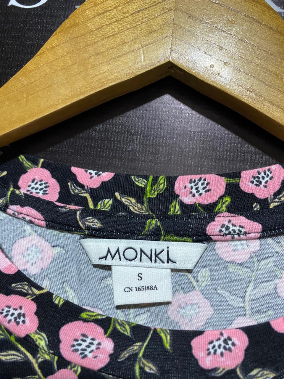 MONKI |S| BUST16| C1|  Black Long-Sleeve Top With a Pink Floral Print