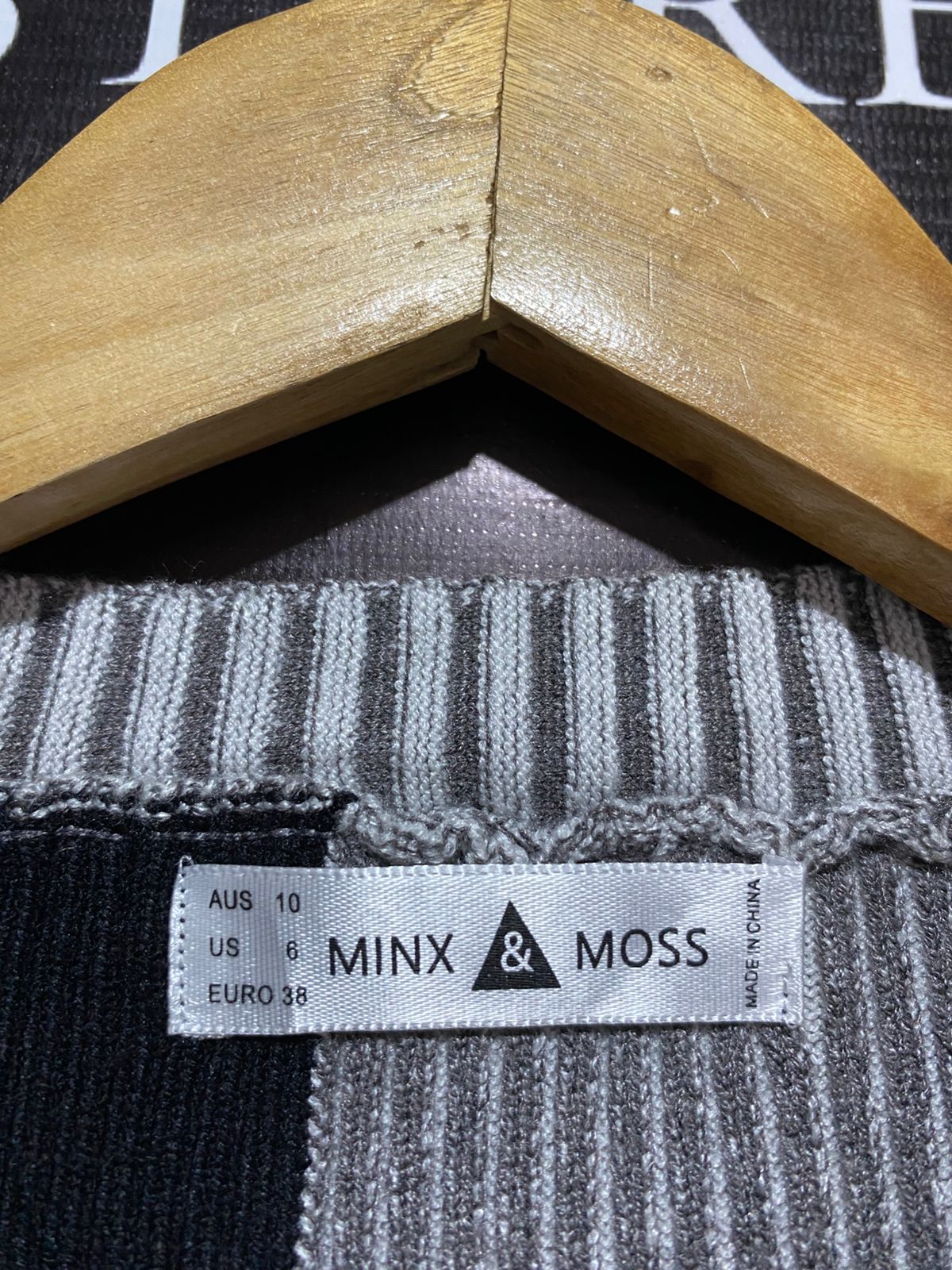 MINX & MOSS |M| BUST 17| Color-Block Cropped Cardigan in Black and Light Grey