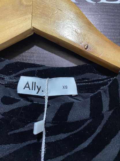ALLY |XS| BUST 13| Black and Grey Zebra Print Cropped Top