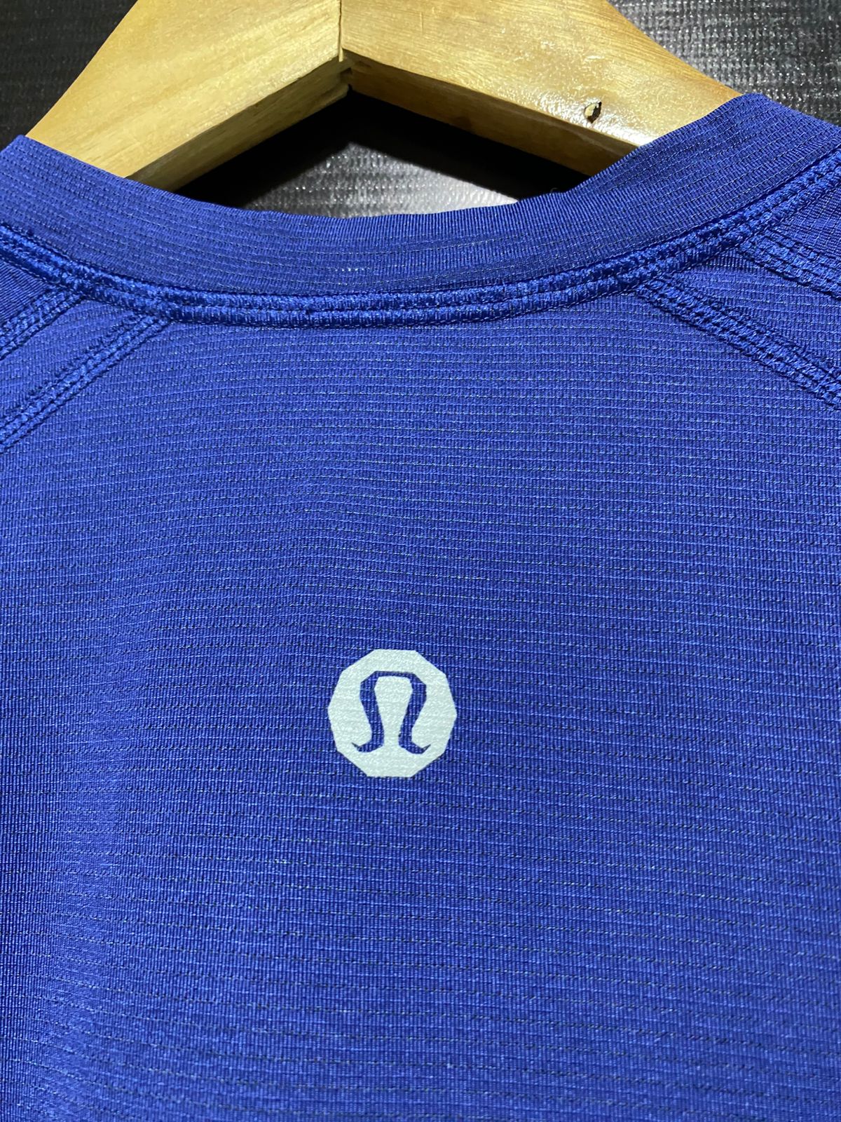 LULULEMON |M| BUST 18| Metal Vent Tech V Neck Shirt (Royal Blue)