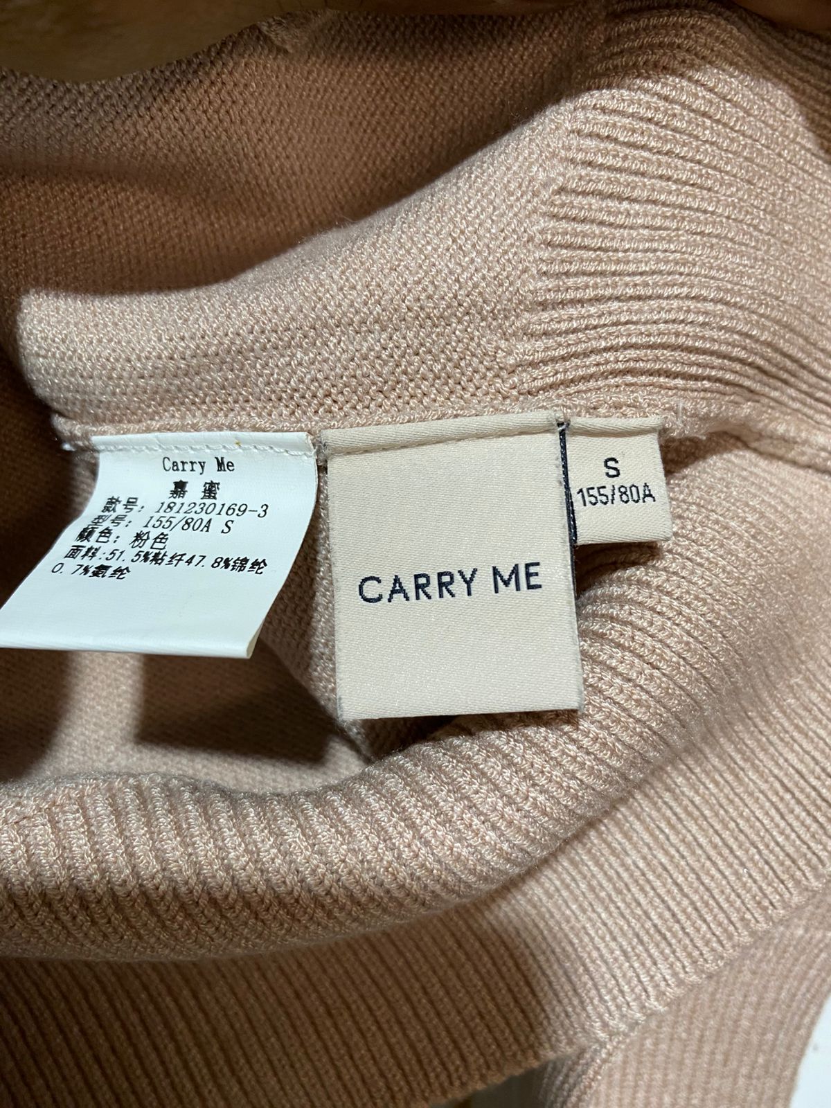 CARRY ME |S| BUST 13| Cropped, V-neck cardigan with a button-front closure
