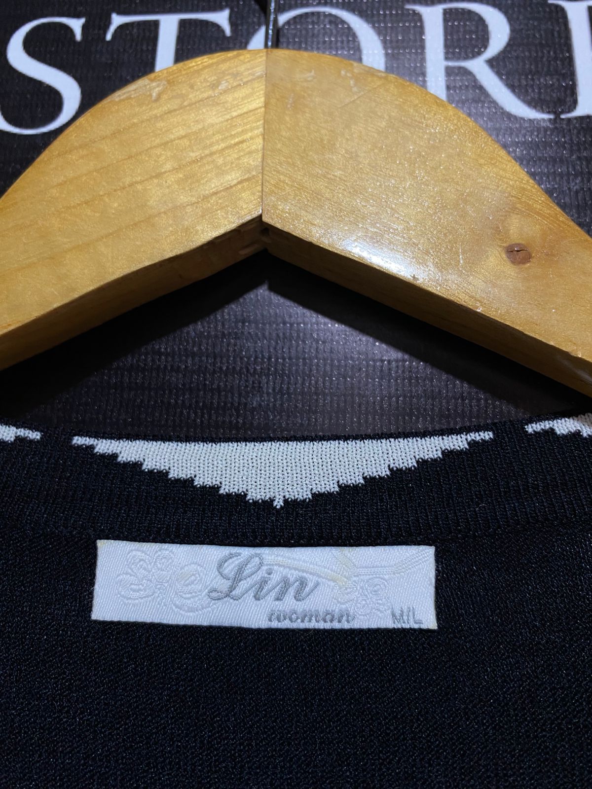 LIN WOMAM |M/ L| Black and White Striped V-Neck Cardigan