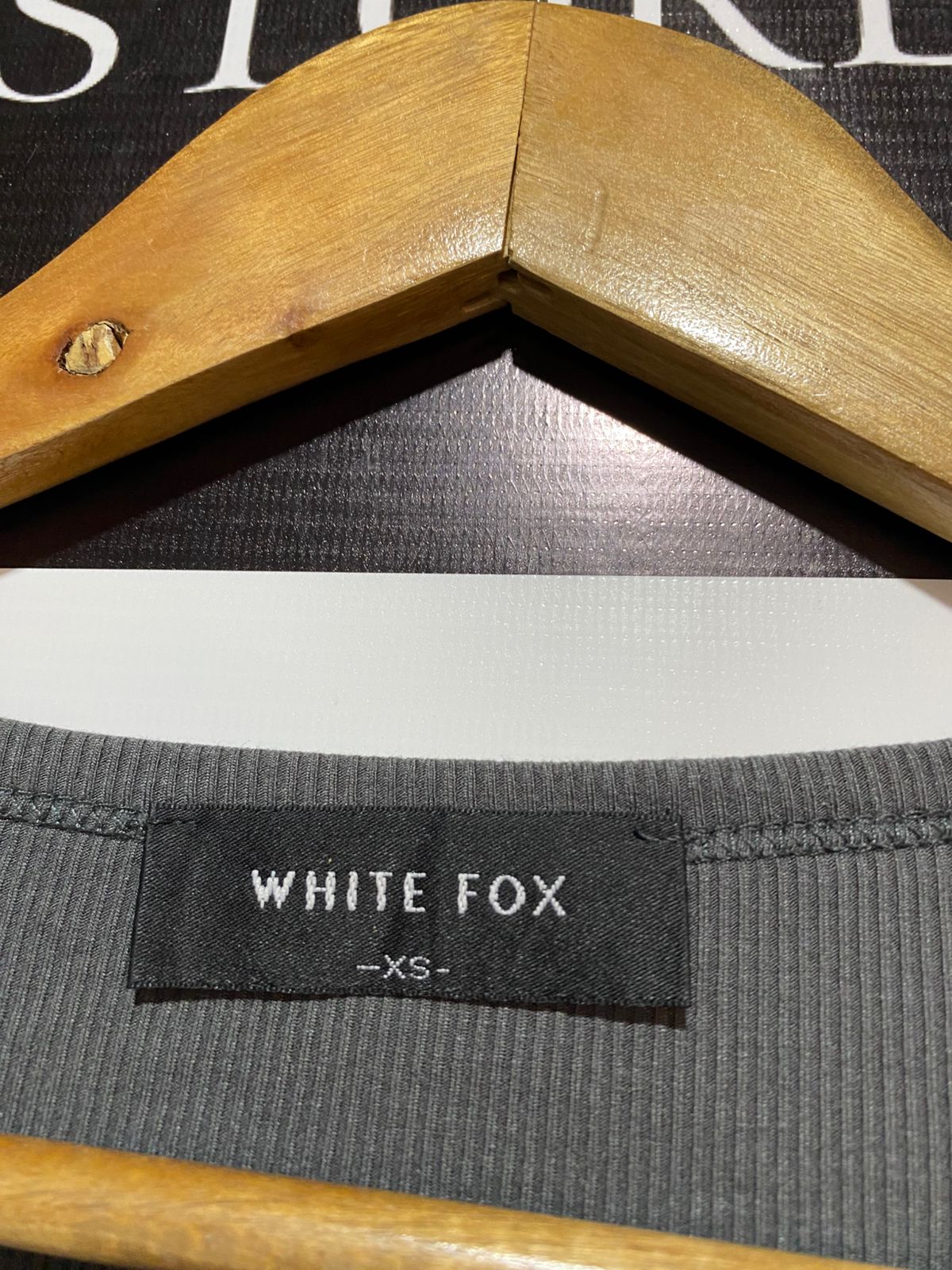 WHITE FOX |S| BUST 14| B1| Ribbed V-Neck Long-Sleeve Crop Top