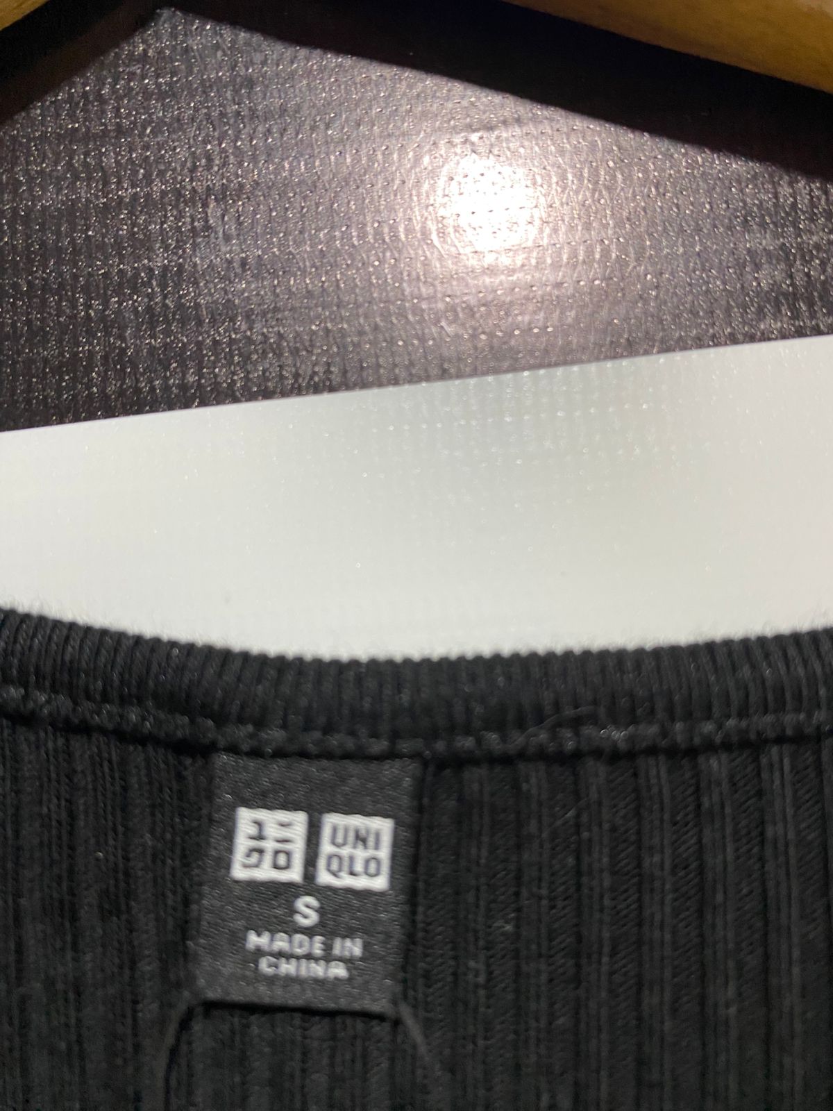 UNIQLO |S| BUST 20| Black Long-Sleeve Ribbed Top