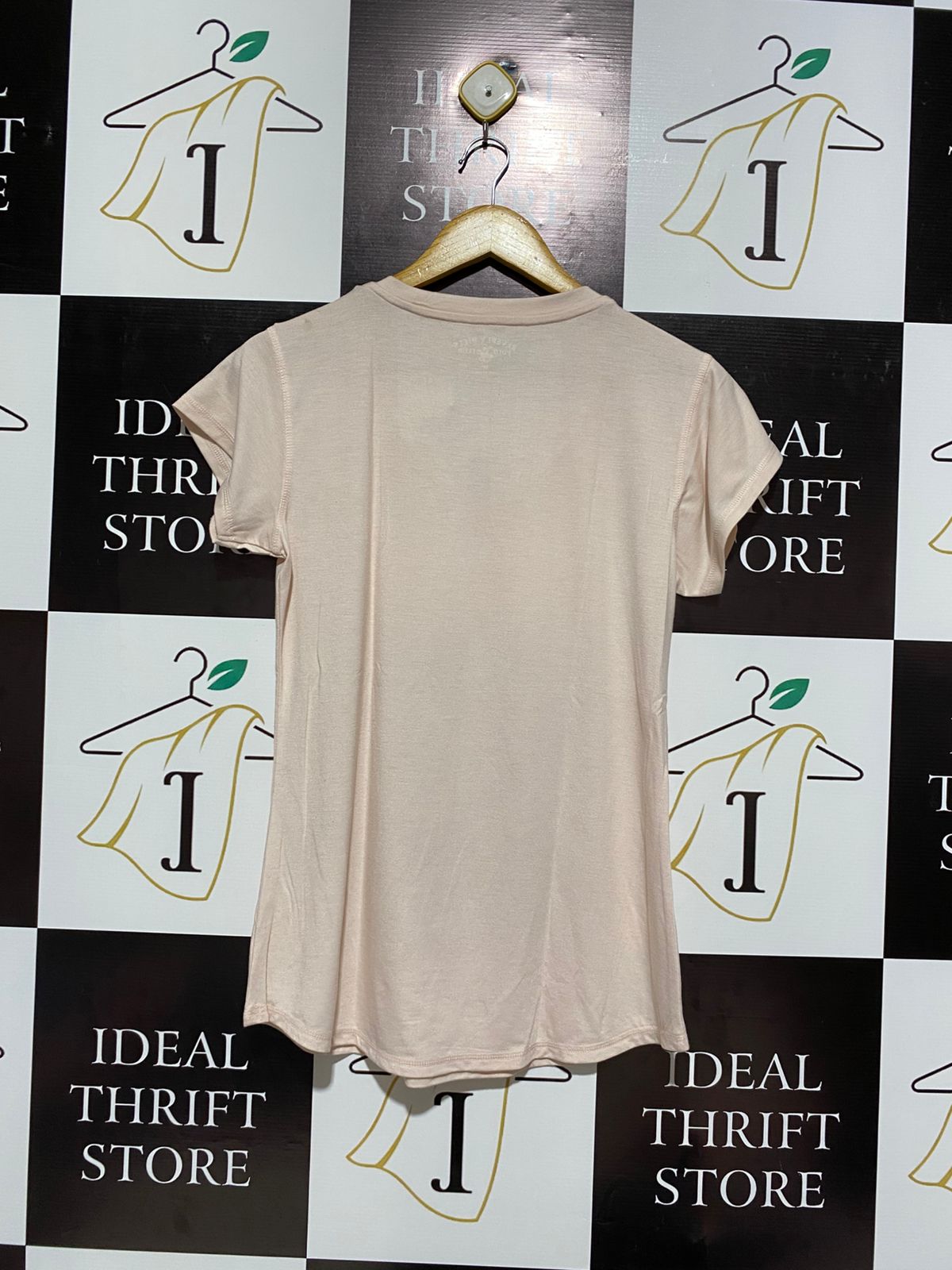 BEVERLY HILLS |M| BUST 18| B12|  Ariat Women's Vertical Logo V T-Shirt