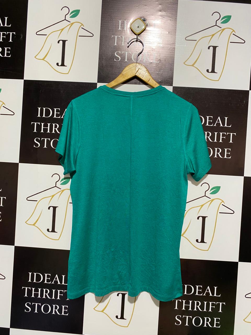 THE NORTH FACE |L| BUST 19| C1| Short-sleeve, crew-neck, likely with a relaxed or regular fit