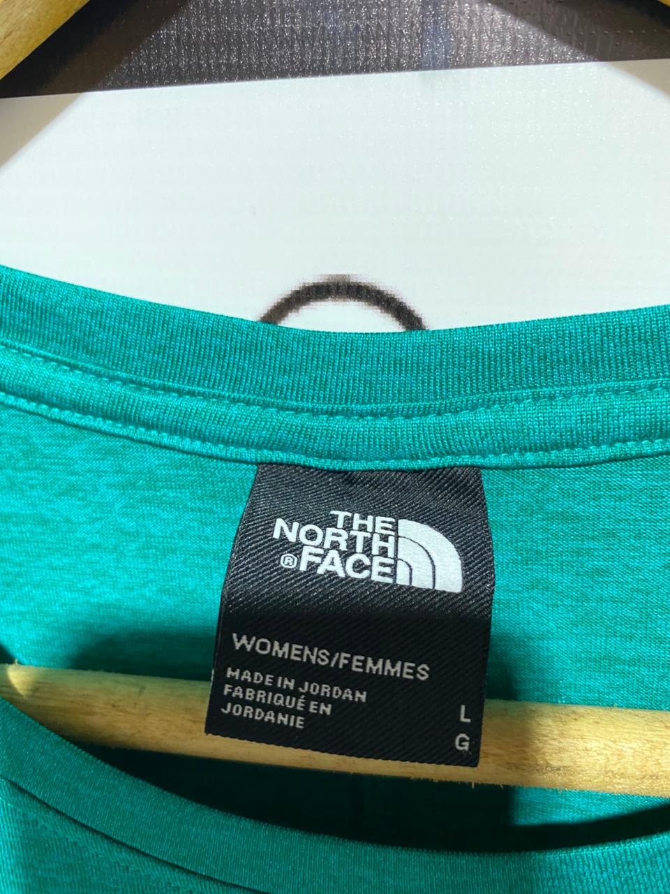 THE NORTH FACE |L| BUST 19| C1| Short-sleeve, crew-neck, likely with a relaxed or regular fit