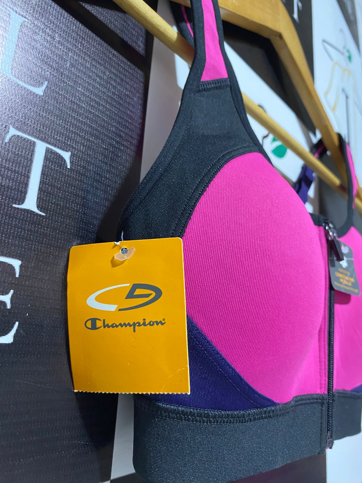CHAMPION |S| BUST 13| Sports Bra With A Front-Zip Closure