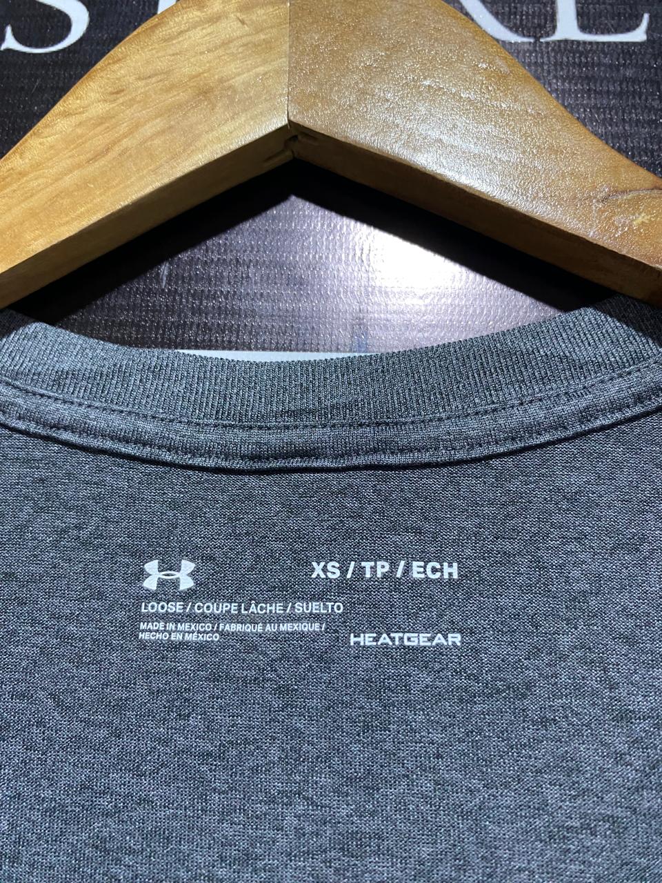 UNDER ARMOUR |XS| BUST 17| Women's UA Tech V-Neck T-Shirt