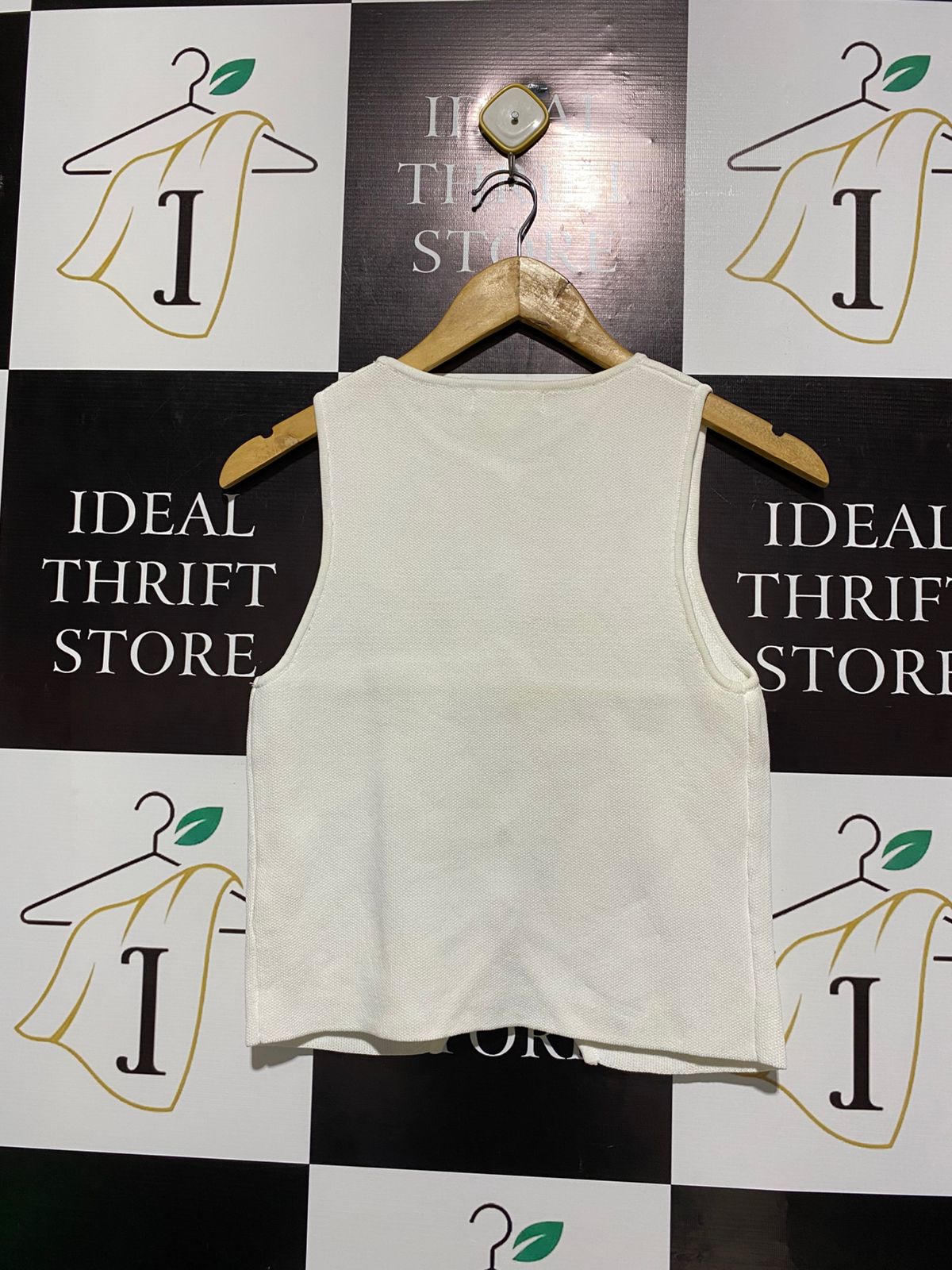GLASSONS |S| BUST 14| White Knit Sleeveless Vest