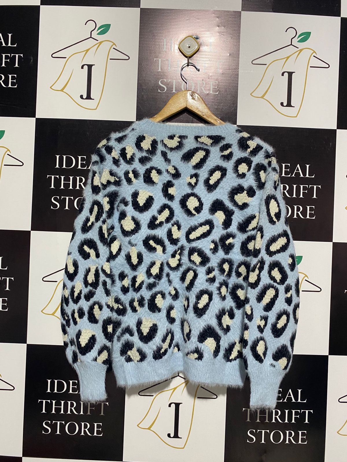 H Q |M| BUST 18| Fuzzy Blue Leopard Print Sweater