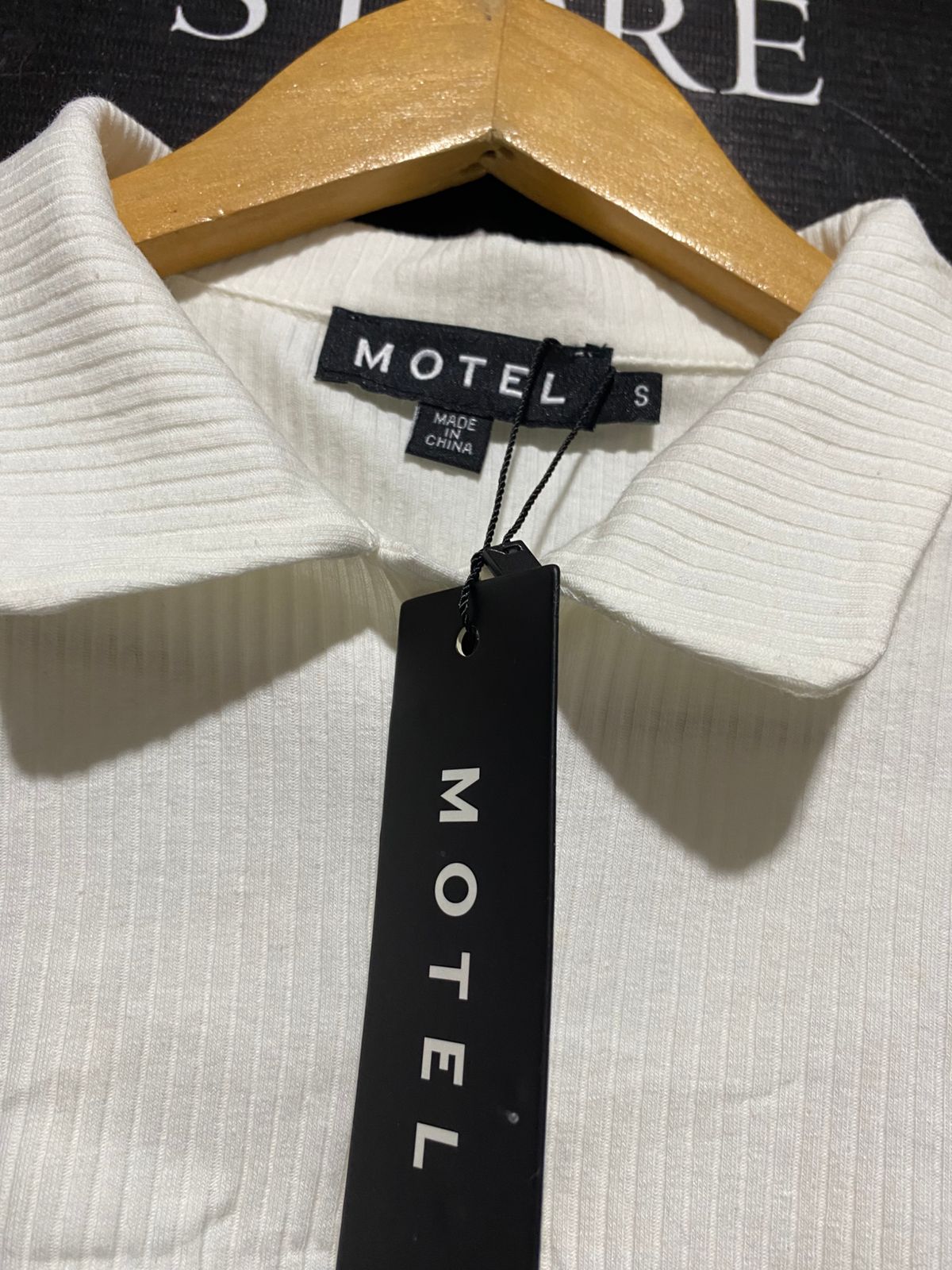 MOTEL |S| BUST 13| White Ribbed Collared Crop Top