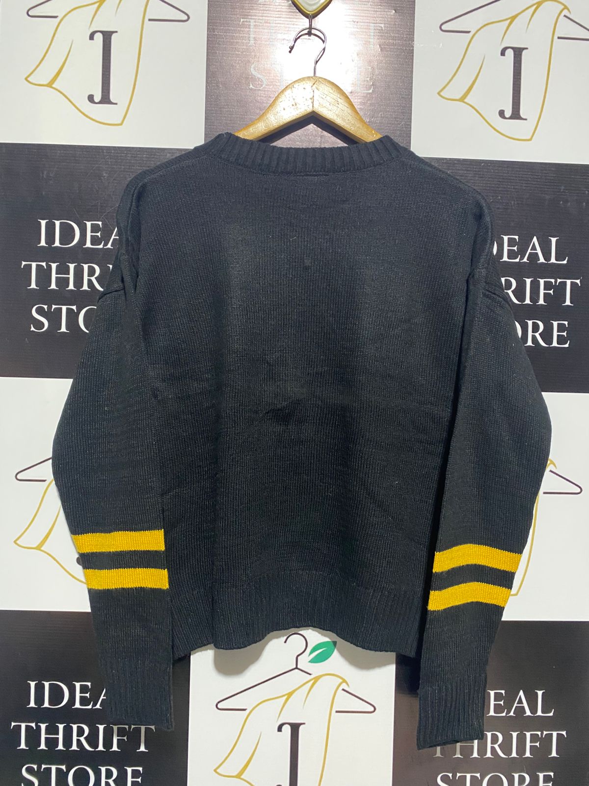 H P |M| BUST 21| BLACK AND YELLOW LIGHTNING BOLT KNIT SWEATER