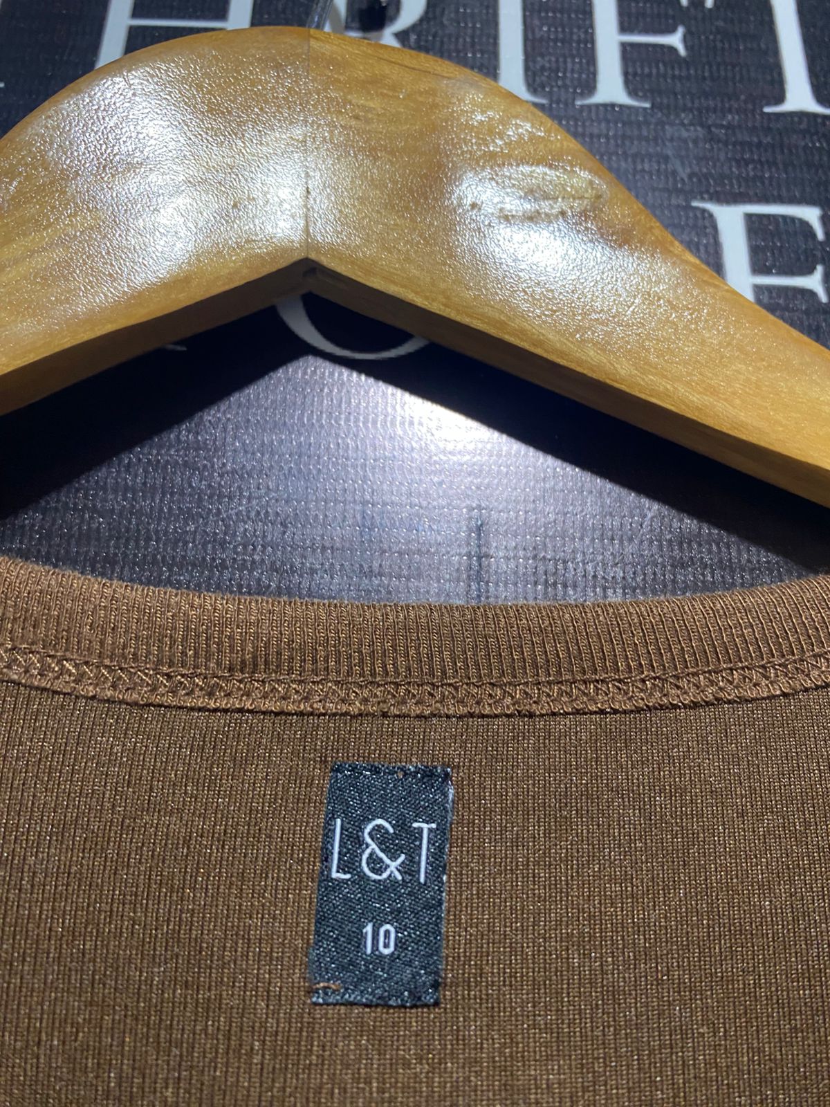 L&T |M| BUST 13| BROWN NOTCH-NECK CROP TANK
