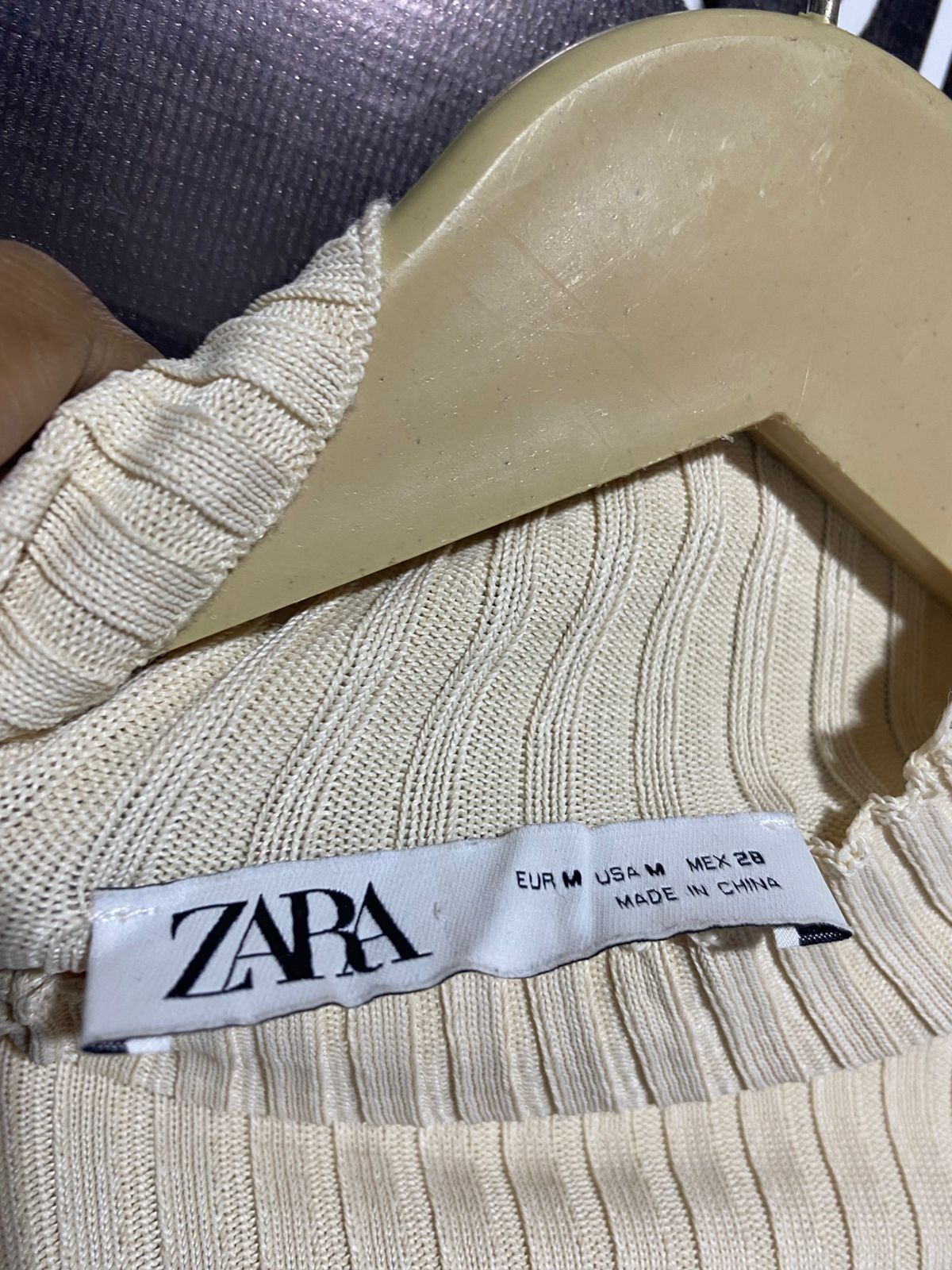 ZARA |M| BUST 12| BEIGE RIBBED TURTLENECK WITH SIDE BUTTONS