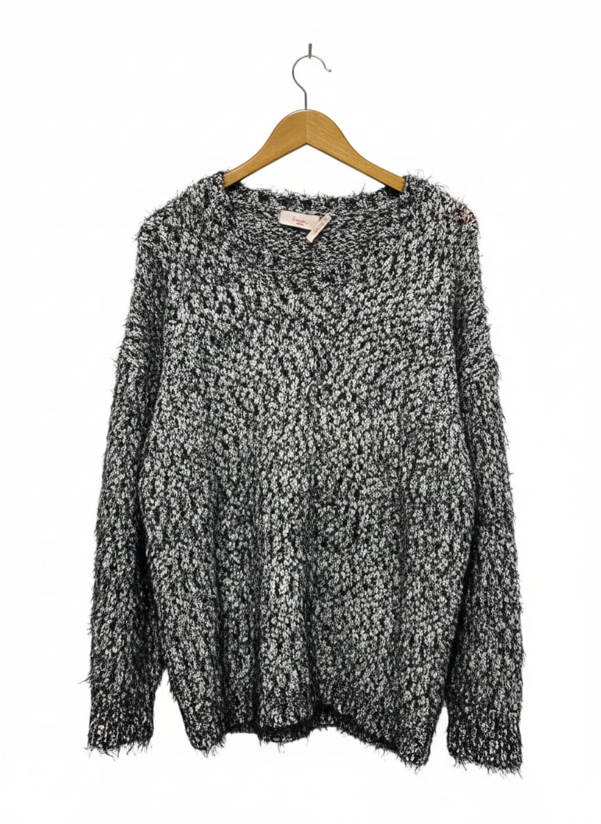 MILLERS WOMAN |L| BUST 19| BLACK AND WHITE MARLED FUZZY KNIT V-NECK SWEATER
