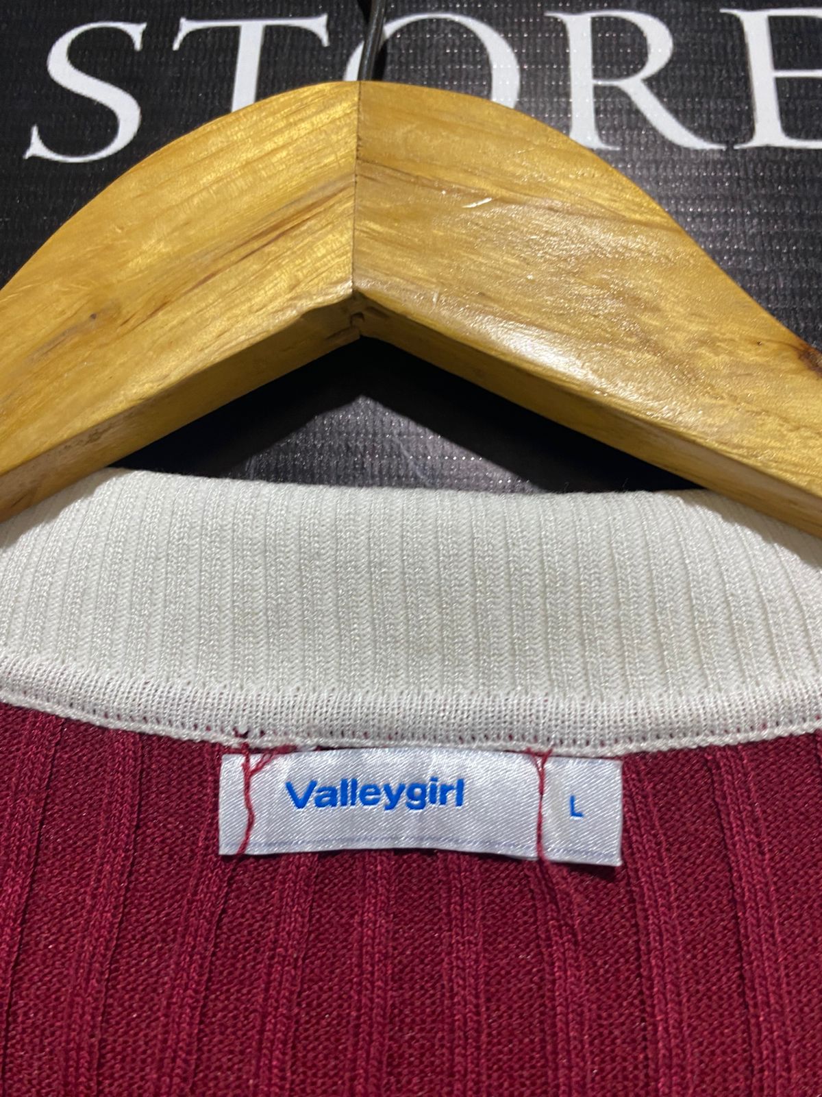 VALLEY GIRL |L| BUST 15| PREPPY RIBBED V-NECK POLO KNIT