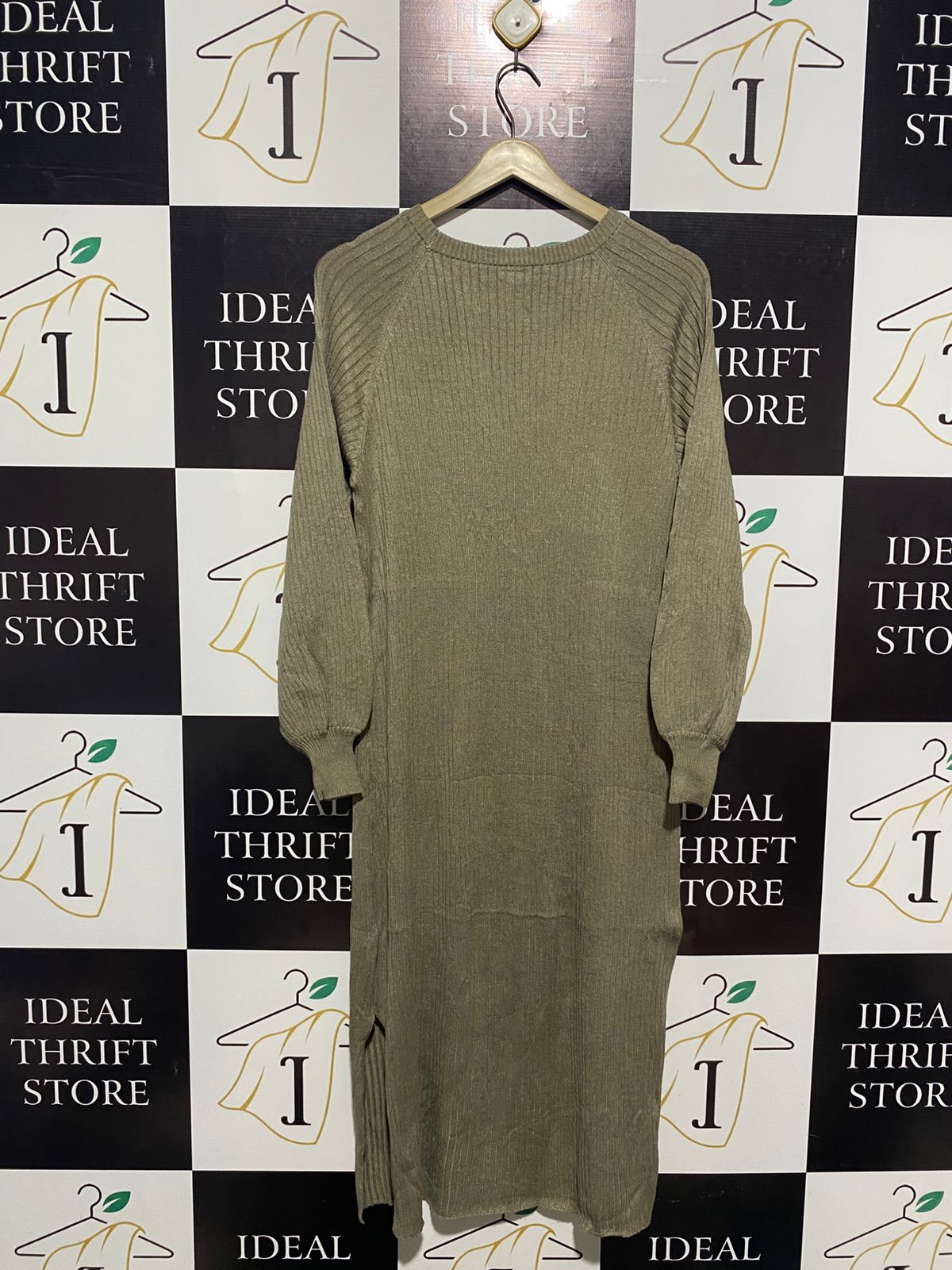 ANKO |L| BUST 17 | STAY COZY AND STYLISH IN THIS OLIVE GREEN RIBBED MAXI DRESS