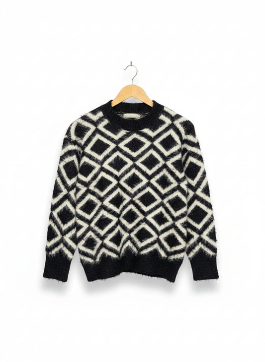 BLACK & WHITE GEOMETRIC FUZZY SWEATER |L| BUST 19|