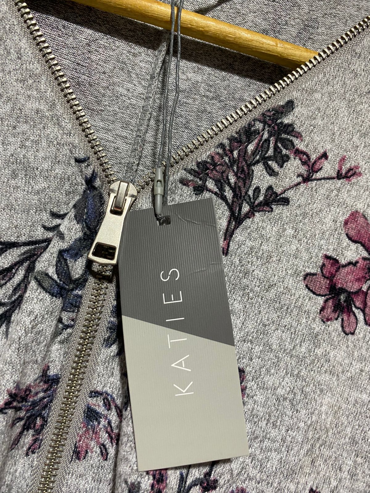 KATIES |S| BUST 26| GREY FLORAL ZIP-FRONT TUNIC TOP