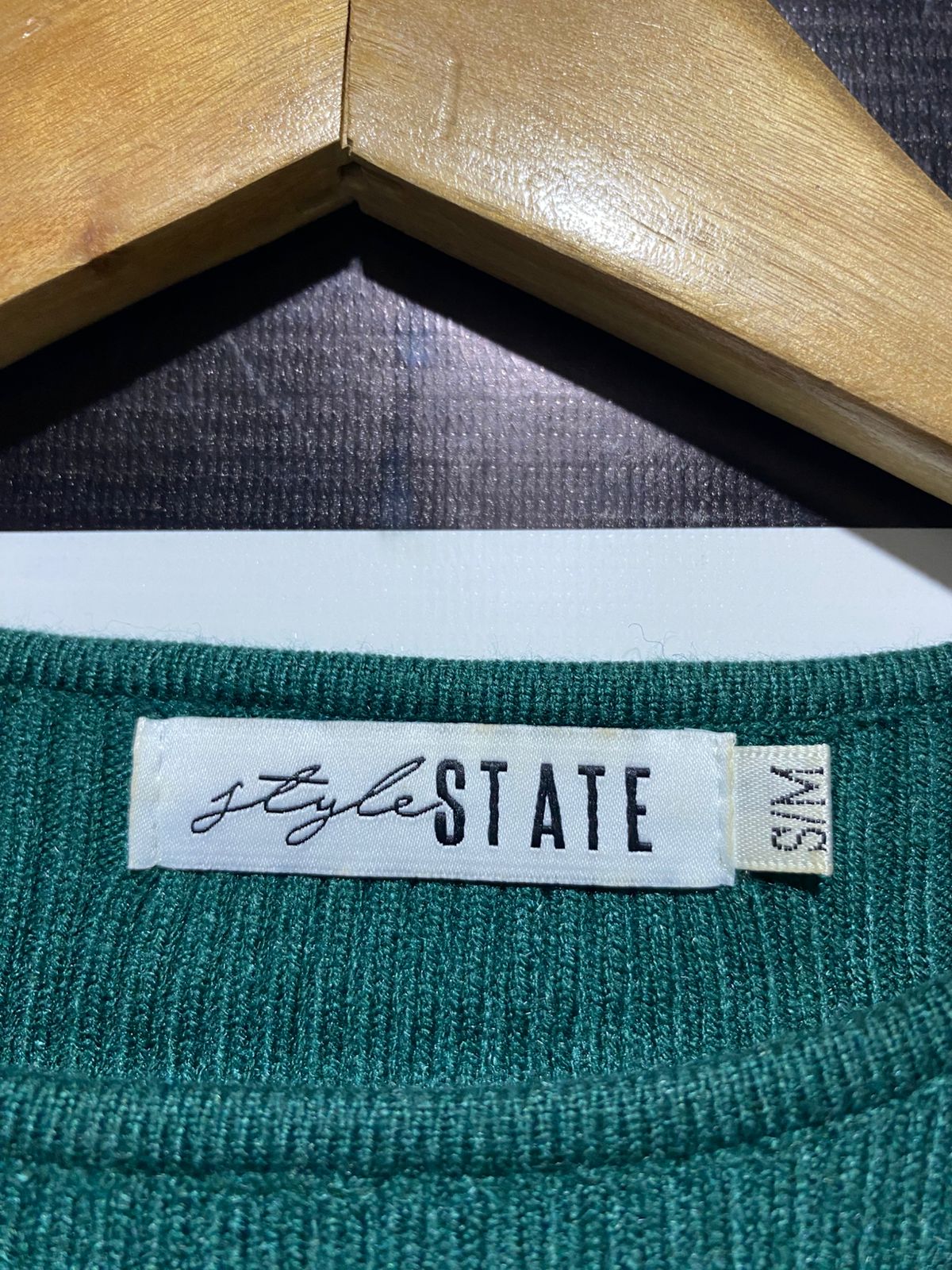 STYLE STATEC|S/M| BUST 12| EMERALD ISLA SIDE-TIE RIBBED MIDI DRESS